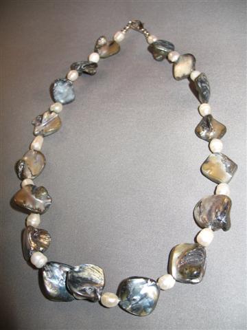 Shell & Pearl Necklace Charcoal, White