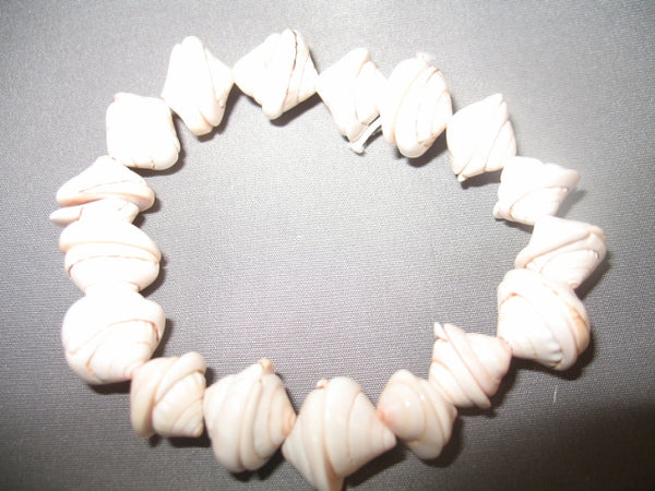 Shell Bracelet (White, Light Salmon)