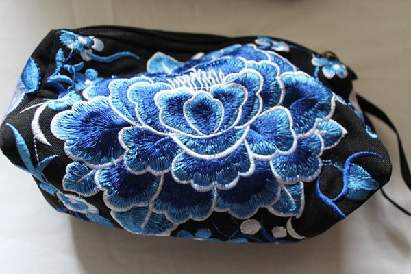Yunnan Style Purse with Embroidery of Flowers (Blue)