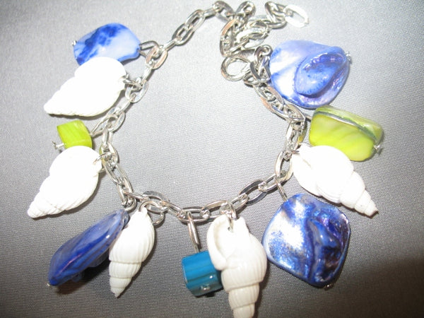 Shell Bracelet with Multiple Shells (White, Blue)